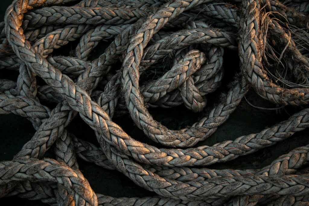 Sznur konopny jako naturalny materiał do domu, ogrodu, rękodzieła i zastosowań technicznych brown rope on black surface