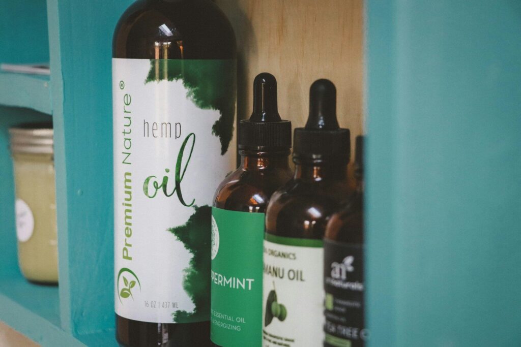 Olej z konopii w kuchni, świadomym wyborze i bezpiecznej komunikacji o produktach konopnych white and green labeled bottle