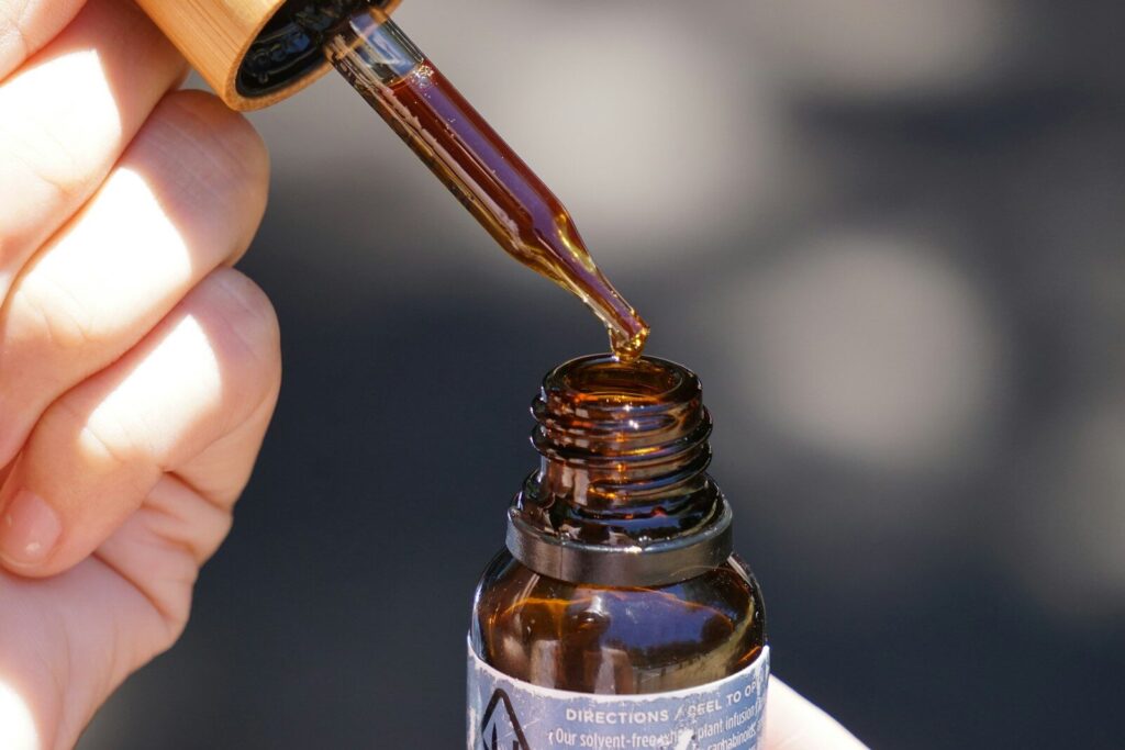 Olejki CBD – praktyczny przewodnik po składzie, jakości i świadomym wyborze person holding brown glass bottle