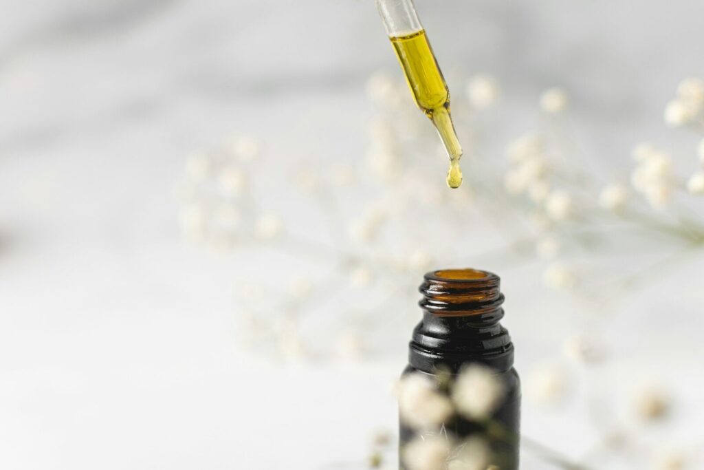 Kannabinoidy – czym są i jak działają w organizmie oraz produktach konopnych clear glass bottle with yellow lid
