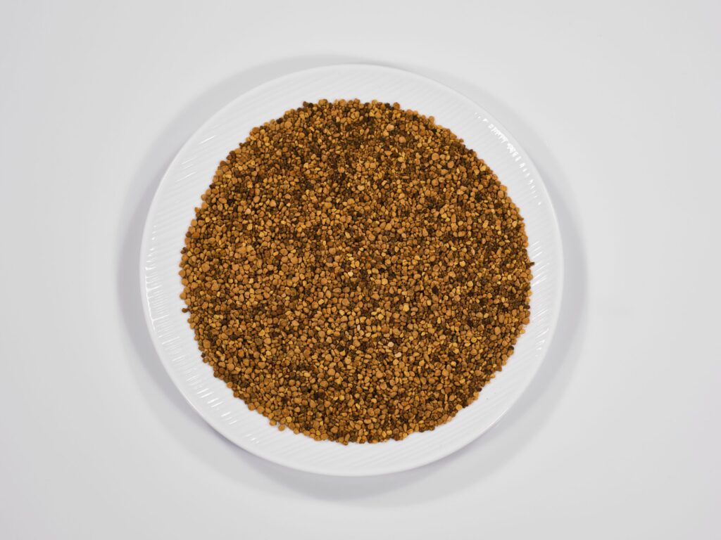 Propolis co to jest, jak powstaje i na czym polega jego bezpieczne stosowanie pexels enginakyurt 10992751 scaled 1